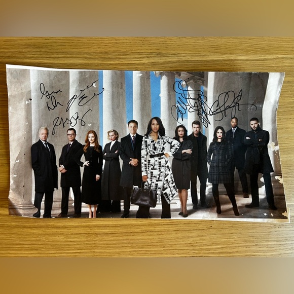 Autographed “Scandal” Cast Photo Signed by Kerry Washington More TV Memorabilia - Picture 1 of 5